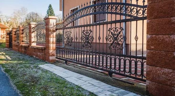 10 Inspirasi Desain Pagar Tembok Unik dan Estetik